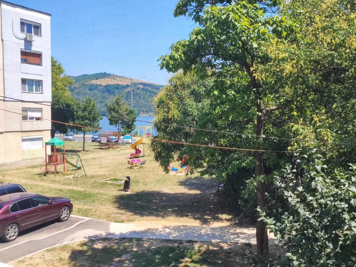 Deea Apartment Orşova Екстериор снимка